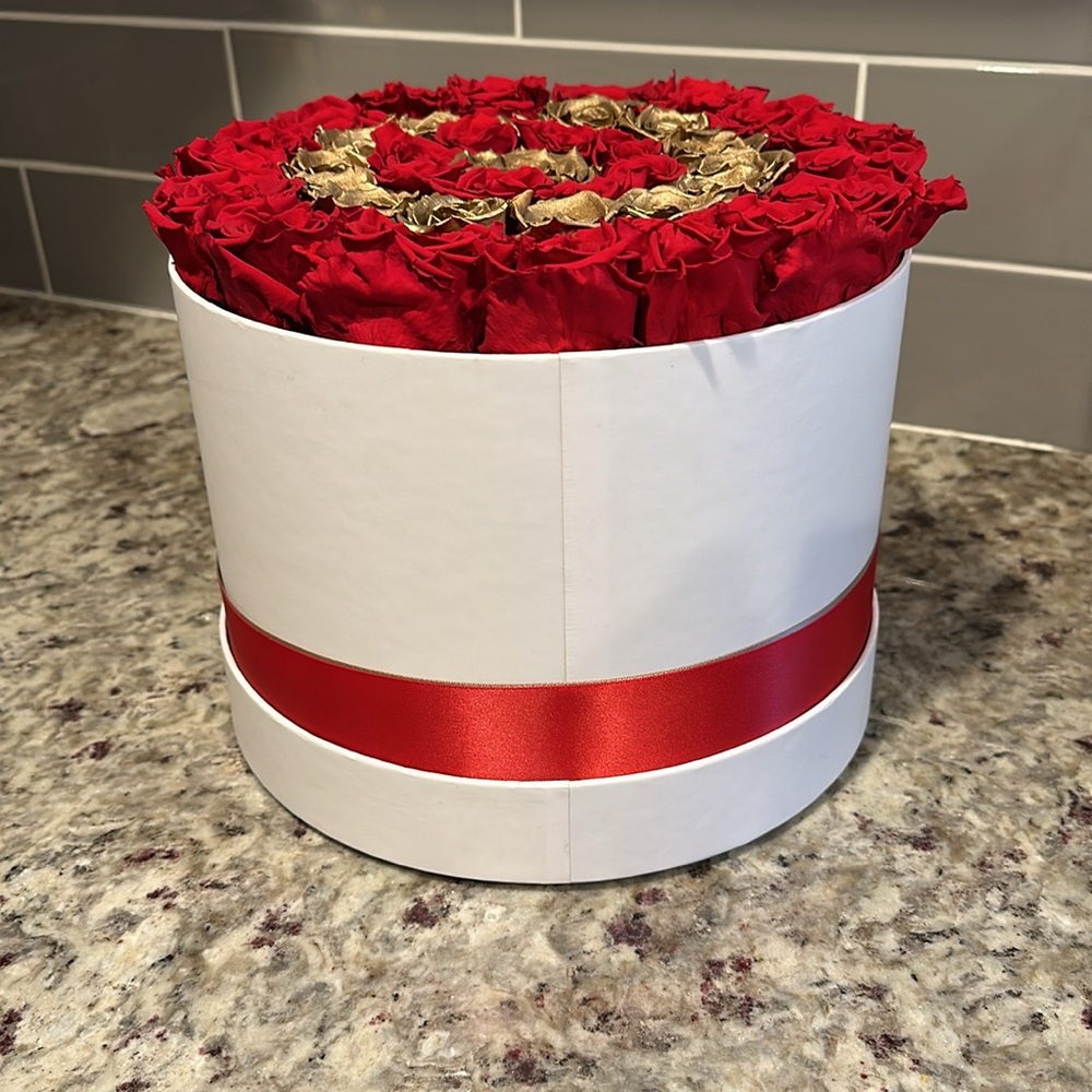 The Million Roses Red & Gold Roses - Picture 6 of 6
